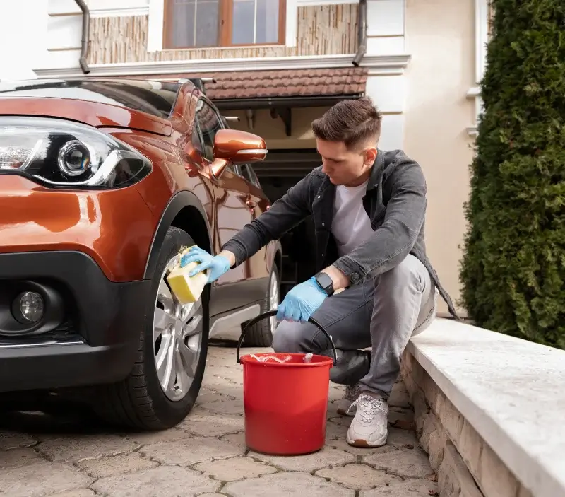 Lavage auto à domicile Saint-Aubin-du-Plain : professionnel intervenant sur un véhicule